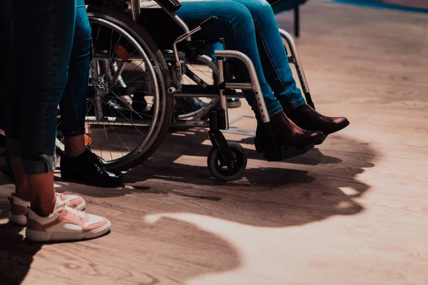 Foto Vicino Una Donna Con Disabilità Seduta Una Sedia Rotelle — Foto Stock