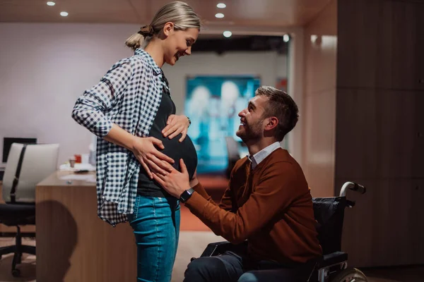 Hombre Negocios Con Una Discapacidad Sosteniendo Sus Esposas Embarazadas Una — Foto de Stock