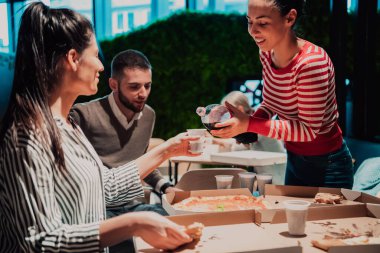 Ofiste farklı iş arkadaşlarıyla pizza yemek, mutlu çoklu etnik çalışanlar öğle yemeğinde birlikte eğlenmek, güzel sohbetler ve duygular..