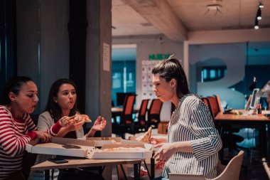 Ofiste farklı iş arkadaşlarıyla pizza yemek, mutlu çoklu etnik çalışanlar öğle yemeğinde birlikte eğlenmek, güzel sohbetler ve duygular..