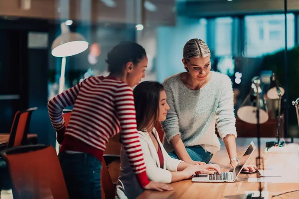 Три Молодые Женщины Современном Офисе Решают Проблему Вместе Используя Ноутбук — стоковое фото