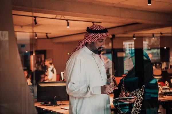 Portrétní Fotografie Arabského Předního Podnikatele Muslimskou Hidžábskou Ženou Diskutující Obchodních — Stock fotografie