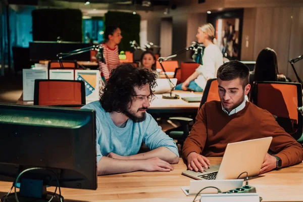 Två Affärskompisar Diskuterar Ett Gemensamt Projekt Medan Använder Bärbar Dator — Stockfoto