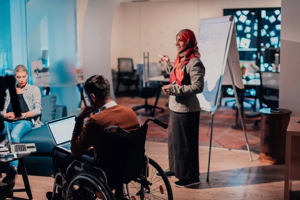 Older Muslim Businesswoman Presents Project Young Diverse Team People Modern — Stock Photo, Image