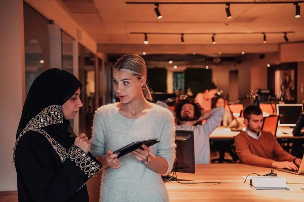 Muslimská Podnikatelka Mladá Podnikatelka Moderní Kanceláři Řeší Problém Společně Při — Stock fotografie