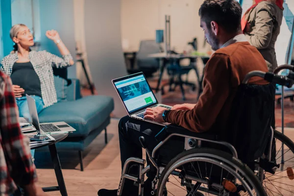 Επιχειρηματίας Αναπηρική Καρέκλα Μοντέρνο Χώρο Γραφείου Που Δουλεύει Λάπτοπ Υψηλής — Φωτογραφία Αρχείου
