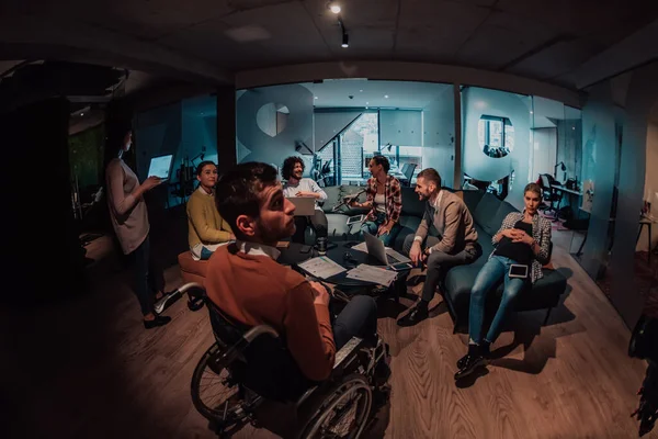 Geschäftsleute Mit Behinderungen Bei Der Arbeit Modernen Großraumbüros Teamsitzungen Mit — Stockfoto
