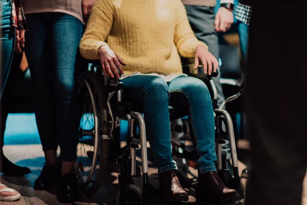 Foto Cerca Una Mujer Con Una Discapacidad Sentada Una Silla — Foto de Stock