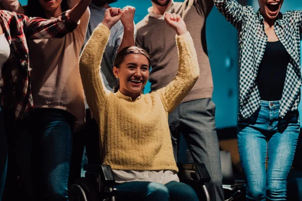Foto Mulheres Negócios Cadeiras Rodas Com Mãos Levantadas Com Seus — Fotografia de Stock