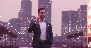 New York caddesinde akıllı telefon kullanan yakışıklı bir iş adamı, Wall Street bölgesi. Başarılı bir iş adamının günlük hayatı. Yüksek kalite 8K görüntü