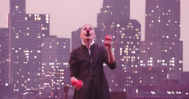 Mime Clown Jongleren Met Rode Ballen Achtergrond Van Moderne Skyline — Stockvideo