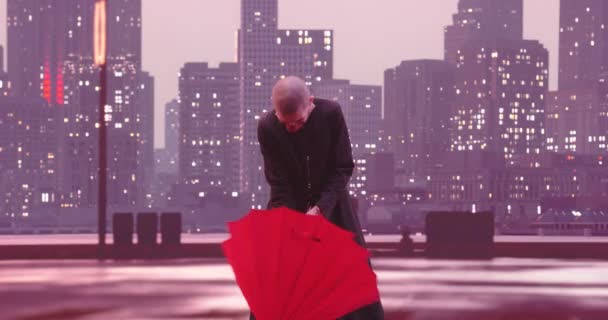 背景に赤の傘現代都市のスカイラインを背景に 私やピエロが遊んで行動します 高画質8K映像 — ストック動画