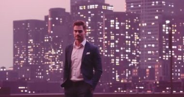 Yakışıklı iş adamı pozu gülümse ve bak kamera gecesi New York Skyline City ofis binaları arka planda. Yüksek kalite 8K görüntü