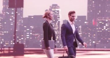 İş adamları sokakta yürüyen ve konuşan çiftler. Kahve içen genç bir kadın. Geceleri New York caddeleri ve arka planda modern ofis binaları. İzleme görüntüsü. Yüksek kalite 4k görüntü