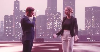 İş adamları sokakta yürüyen ve konuşan çiftler. Kahve içen genç bir kadın. Geceleri New York caddeleri ve arka planda modern ofis binaları. İzleme görüntüsü. Yüksek kalite 4k görüntü