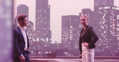 İş adamları sokakta yürüyen ve konuşan çiftler. Kahve içen genç bir kadın. Geceleri New York caddeleri ve arka planda modern ofis binaları. İzleme görüntüsü. Yüksek kalite 4k görüntü