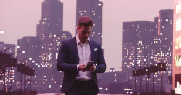 Красивый Бизнесмен Нью Йоркской Улице Использует Смартфон Район Уолл Стрит — стоковое видео