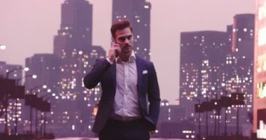 New York caddesinde akıllı telefon kullanan yakışıklı bir iş adamı, Wall Street bölgesi. Başarılı bir iş adamının günlük hayatı. Yüksek kalite 4k görüntü