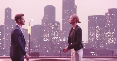 İş adamları sokakta yürüyen ve konuşan çiftler. Kahve içen genç bir kadın. Geceleri New York caddeleri ve arka planda modern ofis binaları. İzleme görüntüsü. Yüksek kalite 4k görüntü