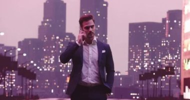New York caddesinde akıllı telefon kullanan yakışıklı bir iş adamı, Wall Street bölgesi. Başarılı bir iş adamının günlük hayatı. Yüksek kalite 4k görüntü