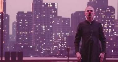 Görünmez bir cam kutunun ya da duvarın arkasındaki komik palyaço pandomimcisi. Görünmez kapıdan giriyorum. Şehir merkezindeki modern şehir silueti ve geceleri pencere ışıkları. Yüksek kalite 8K görüntü