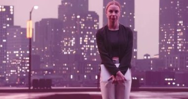 Finans Analisti ya da Avukat Laptop Bilgisayar Kullanıyor, Gökdelenlerle Güzel Gece New York Skyline 'ı ile caddede duruyor. Kendine güveni tam bir iş kadını kıyafeti. Yüksek kalite 8K görüntü