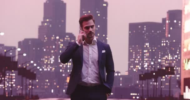 Przystojny Biznesmen Nowojorskiej Ulicy Korzystający Smartfona Dzielnica Wall Street Codzienne — Wideo stockowe