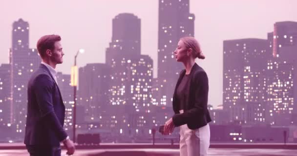 商人夫妇在街上散步聊天 年轻女人喝咖啡 纽约的街道在夜晚 现代写字楼在背景 跟踪目标高质量的4K镜头 — 图库视频影像