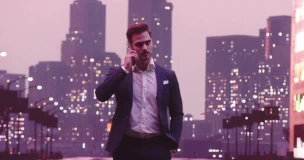 Красивый Бизнесмен Нью Йоркской Улице Использует Смартфон Район Уолл Стрит — стоковое видео