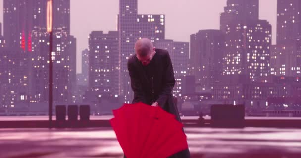 Mime Nebo Klaun Hrát Hrát Červeným Deštníkem Moderní Město Panorama — Stock video