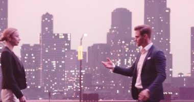 New York 'un göbeğinde şık günlük giysiler içinde genç ve çoklu etnik iş çiftlerinin orta ölçekli fotoğraflarını çekiyoruz. Birbirlerini tokalaşarak selamlıyorlar. Yüksek kalite 8K görüntü