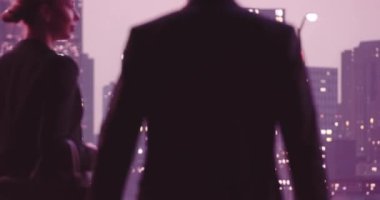 Çeşitli iş adamları kameraya bakar. Çeşitli kuşaklardan iş adamlarının şirket portresi. Arka planda New York şehrinin silueti var. Yüksek kalite 8K görüntü