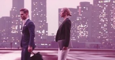 İş adamları sokakta yürüyen ve konuşan çiftler. Kahve içen genç bir kadın. Geceleri New York caddeleri ve arka planda modern ofis binaları. İzleme görüntüsü. Yüksek kalite 4k görüntü