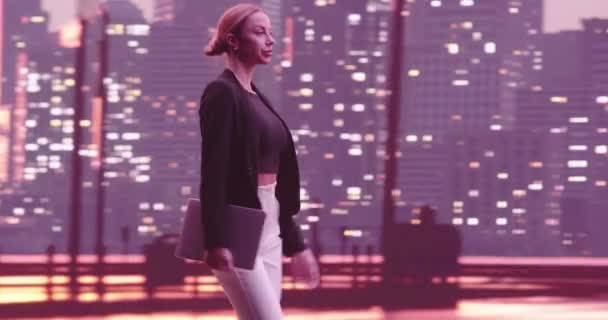 金融分析师或律师走在街上跟踪拍摄 美丽的夜晚纽约市的天际线与摩天大楼 有自信的女商人随便穿正装 高质量的8K镜头 — 图库视频影像