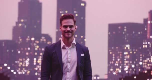 Yakışıklı Adamı Pozu Gülümse Bak Kamera Gecesi New York Skyline — Stok video