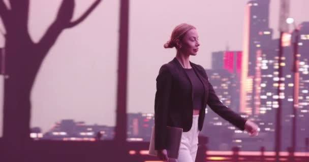 金融分析师或律师走在街上跟踪拍摄 美丽的夜晚纽约市的天际线与摩天大楼 有自信的女商人随便穿正装 高质量的8K镜头 — 图库视频影像