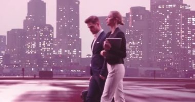 İş adamları sokakta yürüyen ve konuşan çiftler. Kahve içen genç bir kadın. Geceleri New York caddeleri ve arka planda modern ofis binaları. İzleme görüntüsü. Yüksek kalite 4k görüntü