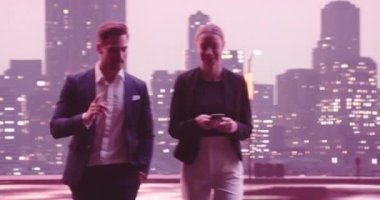 İş adamları sokakta yürüyen ve konuşan çiftler. Kahve içen genç bir kadın. Geceleri New York caddeleri ve arka planda modern ofis binaları. İzleme görüntüsü. Yüksek kalite 4k görüntü