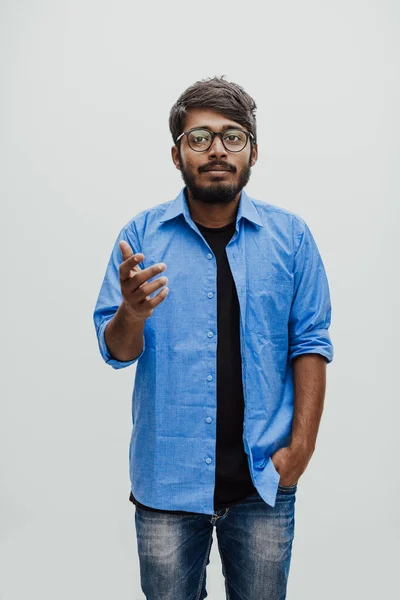 Індійський Усміхнений Молодий Чоловік Синьою Сорочкою Окулярами Сірому Фоні — стокове фото