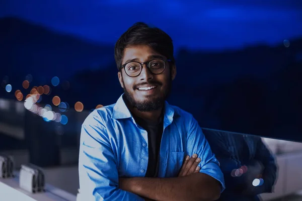 Ein Indischer Mann Mit Brille Und Blauem Hemd Schaut Sich — Stockfoto
