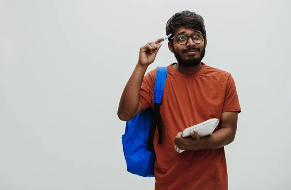Estudiante Indio Confundido Con Una Mochila Azul Gafas Cuaderno Posando — Foto de Stock