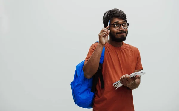 Zmatený Indický Student Modrým Batohem Brýlemi Zápisníkem Pózujícím Šedém Pozadí — Stock fotografie