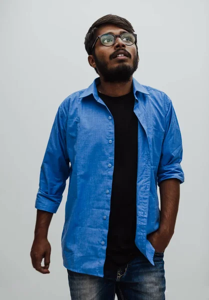 Indický Usmívající Mladý Muž Modrou Košilí Brýlemi Pózovat Šedém Pozadí — Stock fotografie