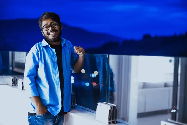 Een Indiase Man Met Een Bril Een Blauw Shirt Kijkt — Stockfoto