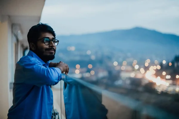 Egy Indiai Férfi Szemüveggel Kék Ingben Körülnéz Városban Éjszaka Város — Stock Fotó