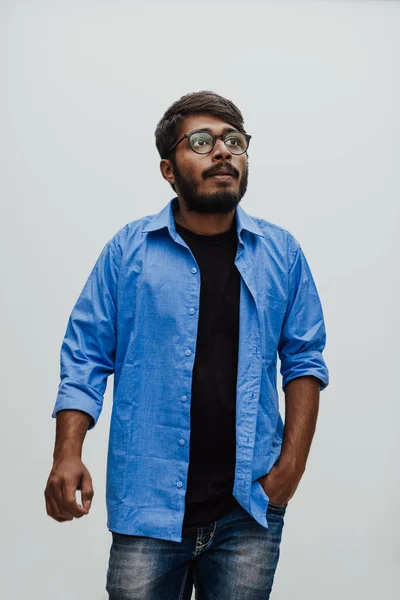 Indiano Sorrindo Jovem Com Camisa Azul Óculos Posando Fundo Cinza — Fotografia de Stock