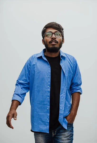 Indický Usmívající Mladý Muž Modrou Košilí Brýlemi Pózovat Šedém Pozadí — Stock fotografie