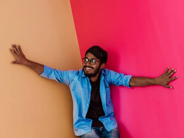 Młody Indyjski Student Niebieskiej Koszuli Okularach Pozujących Różowo Pomarańczowym Tle — Zdjęcie stockowe
