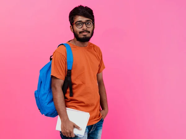 Indický Student Modrým Batohem Brýlemi Zápisníkem Pózující Růžovém Pozadí Koncept — Stock fotografie