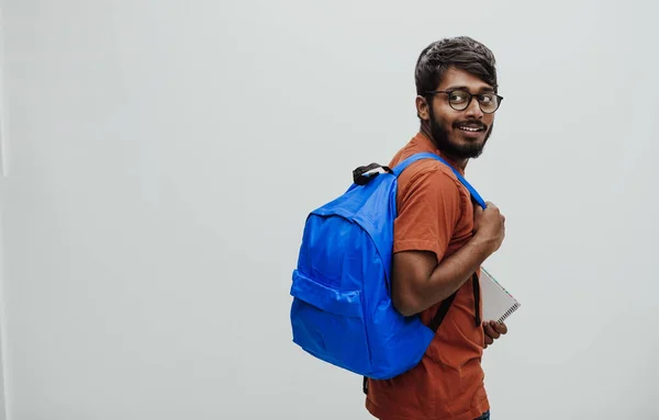Indický Student Modrým Batohem Brýlemi Zápisníkem Pózující Šedém Pozadí Koncept — Stock fotografie